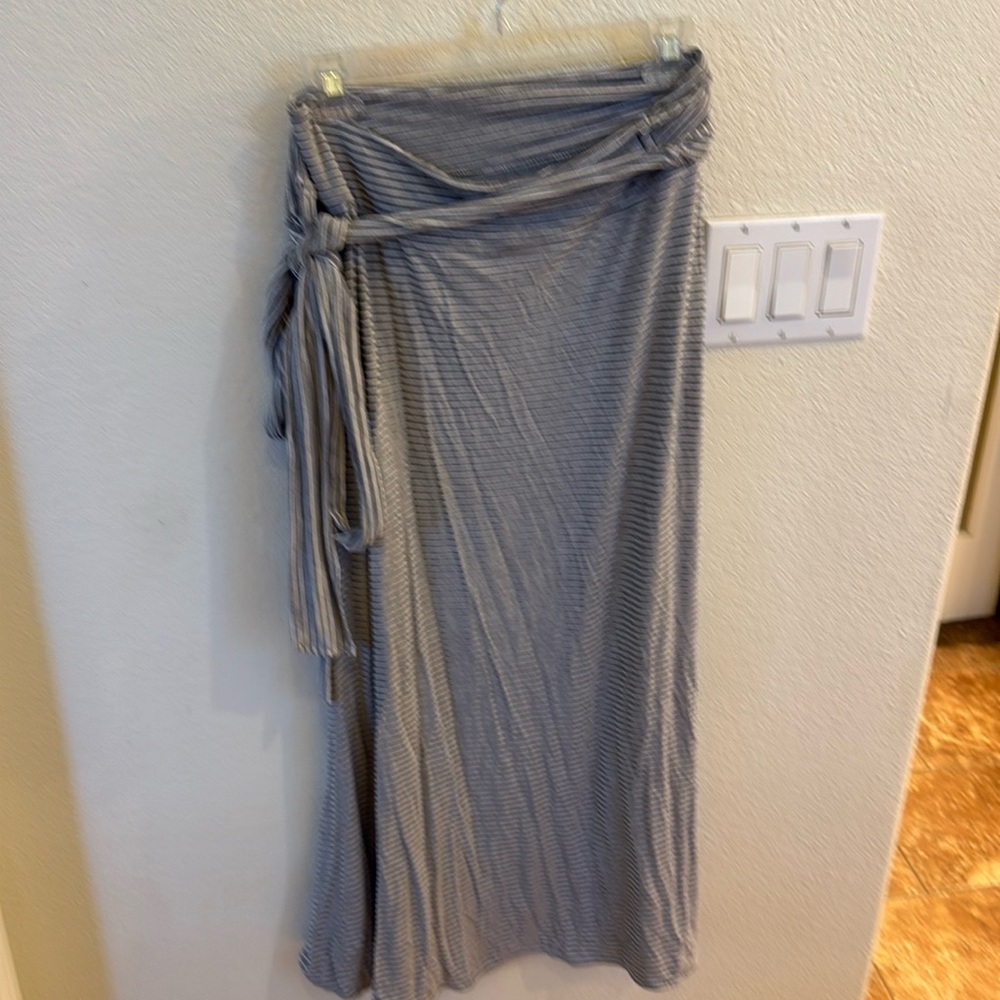 Gap wrap aroundnd maxi skirt.  Excellent condition